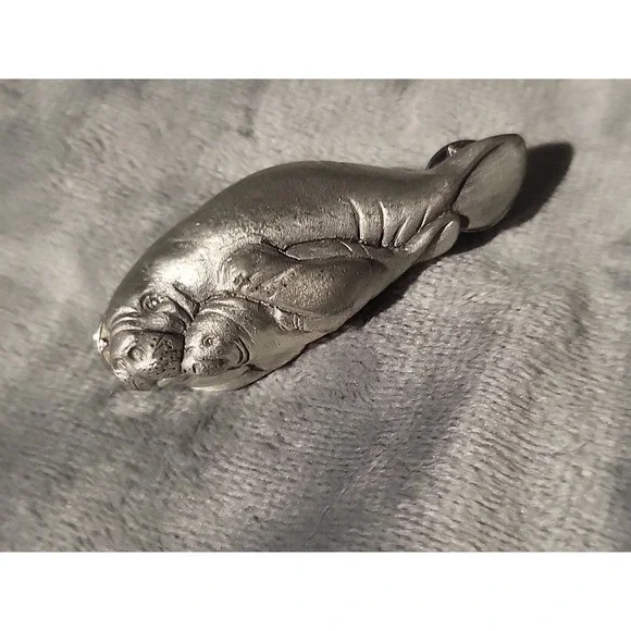Mother Seal Holding A Baby Seal Signed SLD Silver Tone Pewter? Lapel‎ Pin - Picture 2 of 6